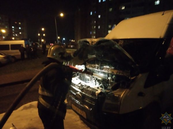 5 ноября в Полоцке произошел пожар маршрутного такси, принадлежащего ЧТУП «Берокко». Фото МЧС