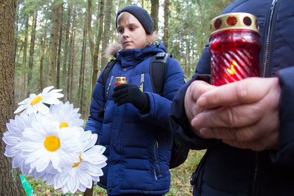 Епископ Витебский Олег Буткевич посетил место сталинских расстрелов «Хайсы». Фото Игоря Матвеева