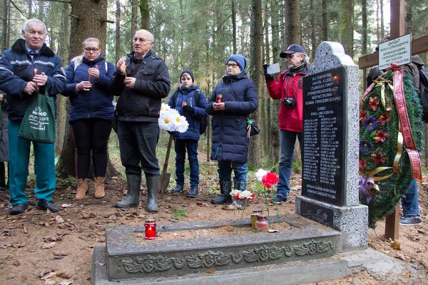 Епископ Витебский Олег Буткевич посетил место сталинских расстрелов «Хайсы». Фото Игоря Матвеева