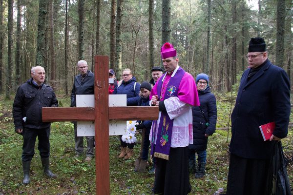 Епископ Витебский Олег Буткевич посетил место сталинских расстрелов «Хайсы». Фото Игоря Матвеева