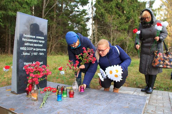 Епископ Витебский Олег Буткевич посетил место сталинских расстрелов «Хайсы». Фото Игоря Матвеева