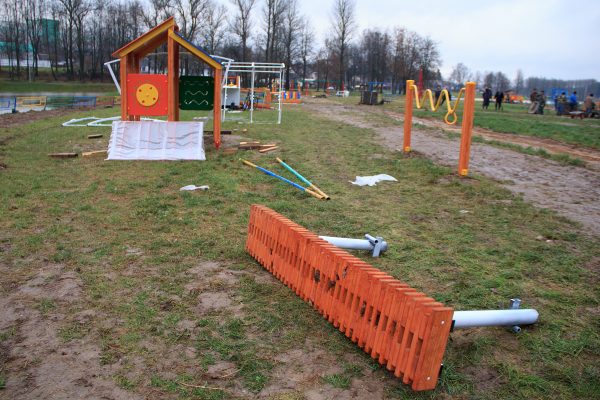 Инклюзивный парк аттракционов обустраивают отсрове посреди Витьбы. Фото Игоря Матвеева