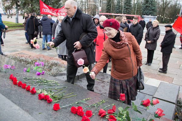 Витебские коммунисты отпраздновали 7 ноября. Фото Игоря Матвеева