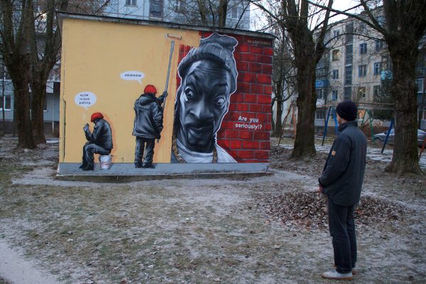 В Витебске появилось граффити “Коммунальщики закрашивают портрет рэпера Snoop Dogg”. Фото Игоря Матвеева