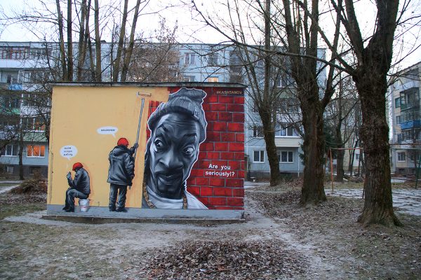 В Витебске появилось граффити “Коммунальщики закрашивают портрет рэпера Snoop Dogg”. Фото Игоря Матвеева