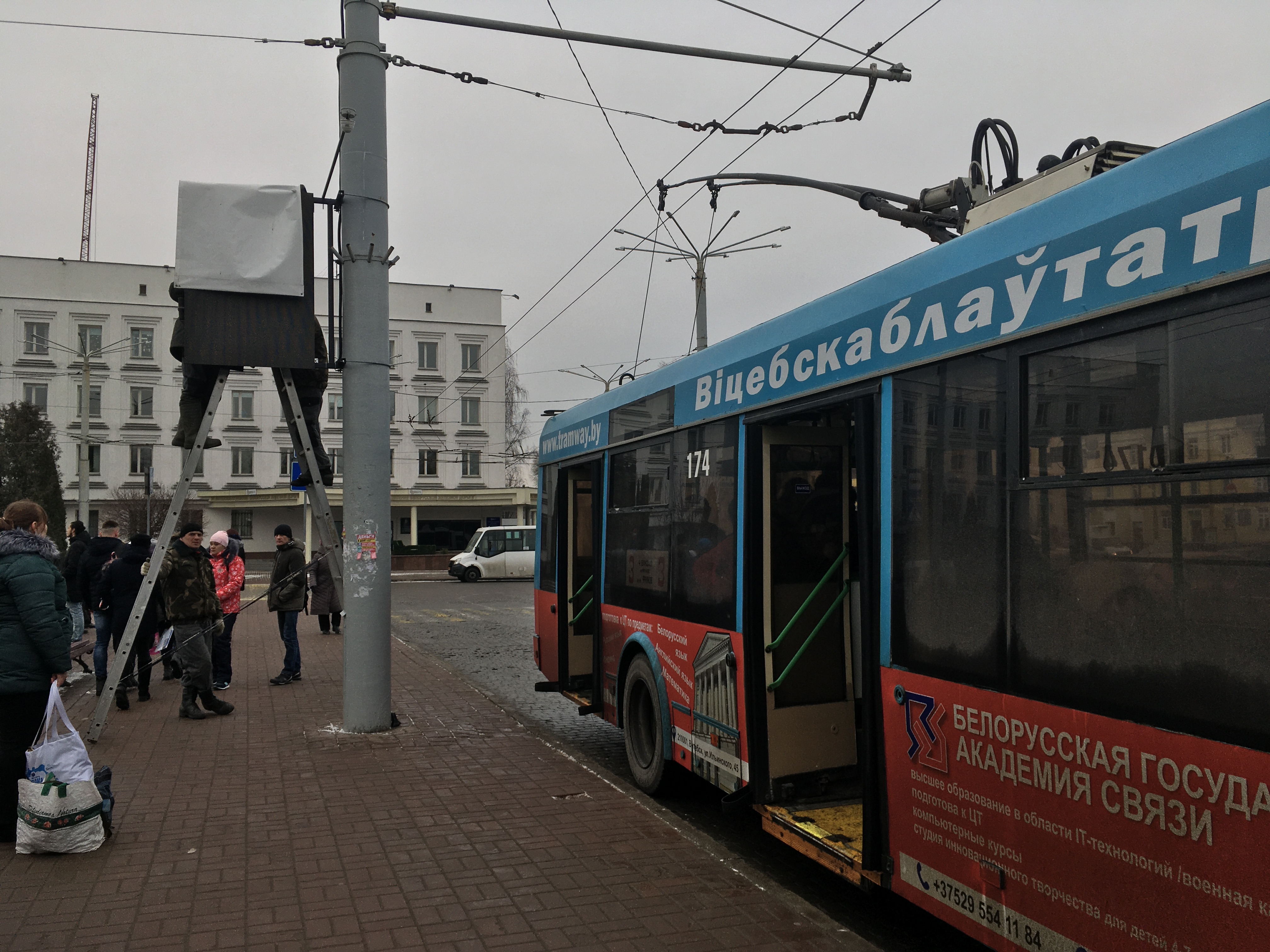 На витебском вокзале установили электронные табло с расписанием общественного транспорта. Фото Сергея Серебро