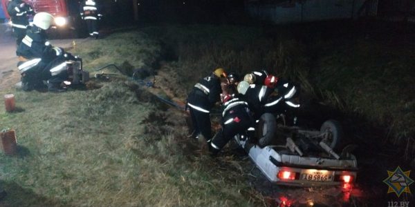 22 ноября трое мужчин оказались заблокированными в тесном салоне «Запорожца» в результате опрокидывания машины в Полоцке. Фото МЧС