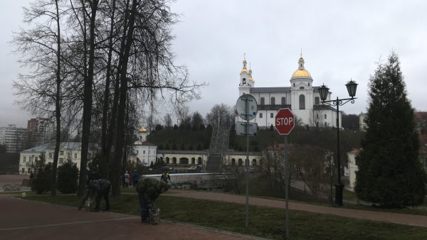 Благоустройство территории в окрестностях Витебского горисполкома. Фото Сергея Серебро