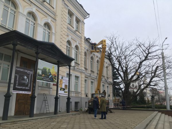 Благоустройство территории в окрестностях Витебского горисполкома. Фото Сергея Серебро