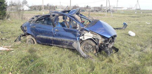 Компактвэн вылетел в кювет возле автобусной остановки в Докшицком районе, ехавшую в нем семью выбросило из авто. Фото ГАИ