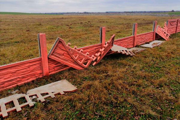 Школьники разбили 37 бетонных плит на кладбище в городском поселке Коханово. Фото Наша Талачыншчына