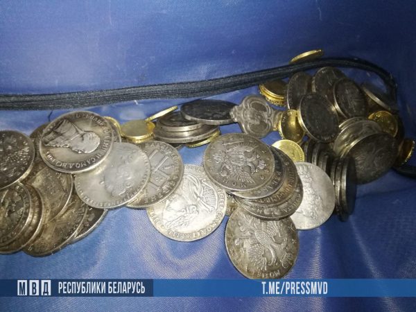 Россиян, продававших в Беларуси фальшивые монеты якобы из клада, задержали в Лепеле. Фото МВД