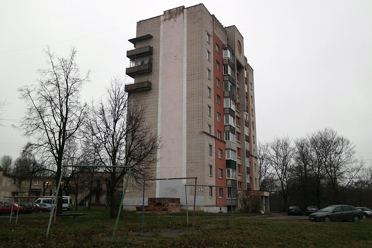 Фекалии вытекают из подвала девятиэтажного дома на улице Правды в Витебске  | Народные новости Витебска