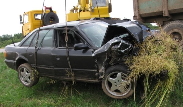 «Audi» врезалась в «Volkswagen Transporter» в Лиозненском районе. Водитель микроавтобуса погиб — он не был пристегнут. Фото СК