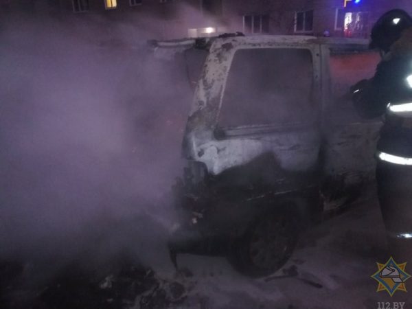 Легковушка сгорела во дворе многоэтажек в Полоцке. Фото МЧС