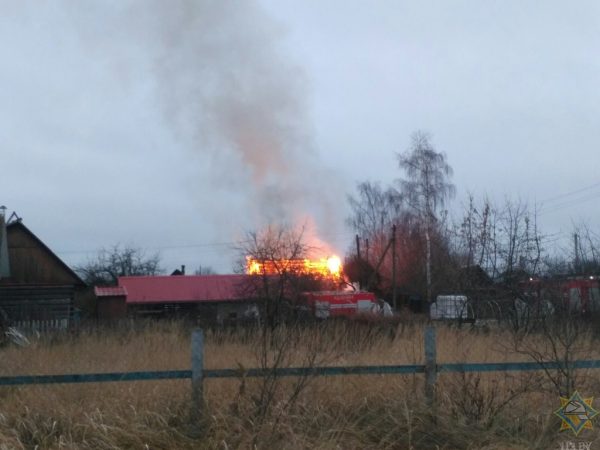 Три человека сгорели в Полоцке с начала суток в результате двух пожаров. Фото МЧС