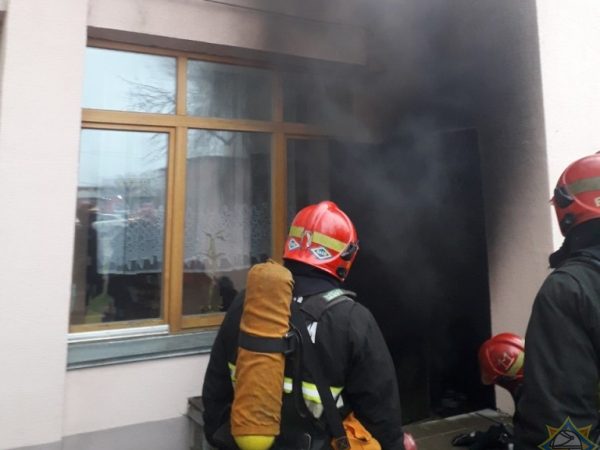 Из-за пожара из поликлиники в Витебске эвакуировали 30 человек — горела трансформаторная подстанция. Фото МЧС