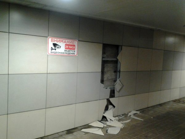 Несколько керамогрантиных плит разбиты в подземном переходе на Московском проспекте. Фото Юрия Шепелева