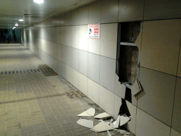 Несколько керамогрантиных плит разбиты в подземном переходе на Московском проспекте. Фото Юрия Шепелева
