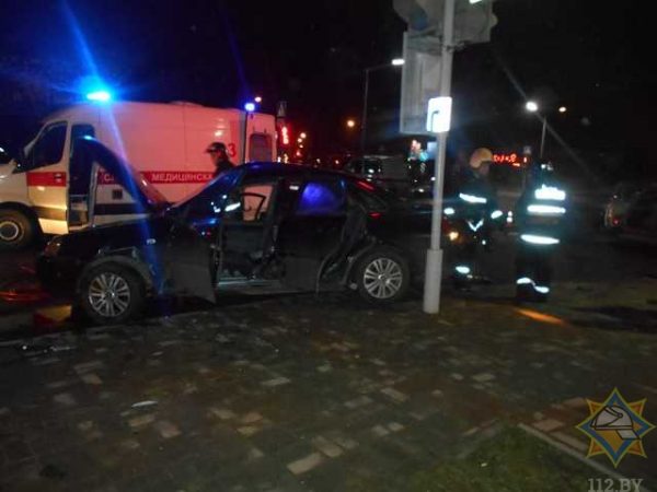 В Орше столкнулись две легковушки, пассажирку одной доставали спасатели. Фото МЧС