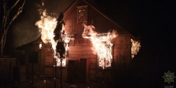 Три человека сгорели в Полоцке с начала суток в результате двух пожаров. Фото МЧС