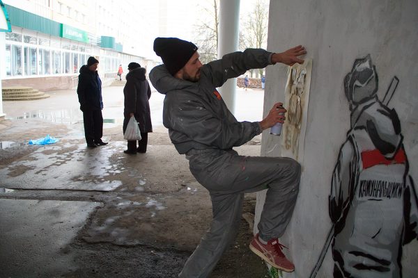 На Московском проспекте неподалеку от "Беларусбанка" в арке появилось граффити "Не сорите деньгами". Фото Игоря Матвеева