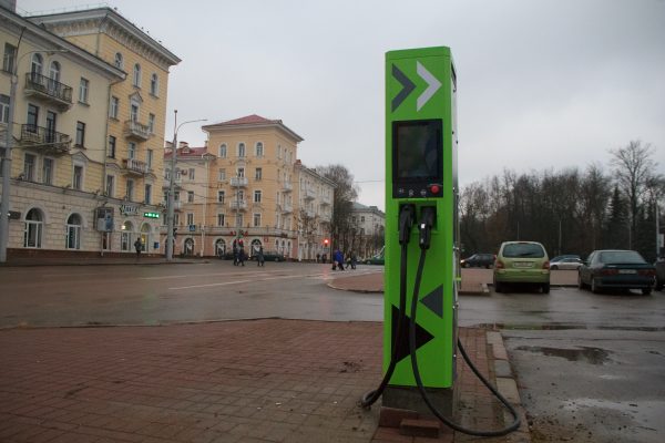 Еще одна зарядная станция для электромобилей появилась в Витебске. Фото Игоря Матвеева