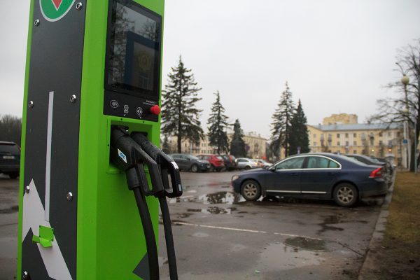 Еще одна зарядная станция для электромобилей появилась в Витебске. Фото Игоря Матвеева
