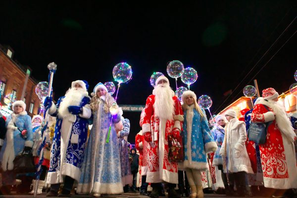 В Витебске прошел парад Дедов Морозов, Снегурочек и сказочных персонажей, который собрал около тысячи участников. Фото Сергея Серебро