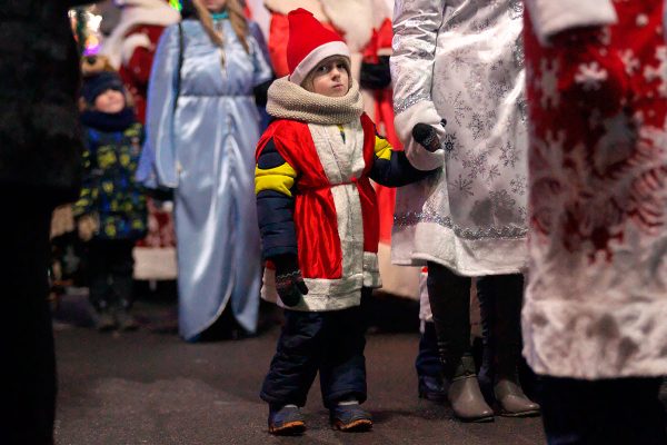 В Витебске прошел парад Дедов Морозов, Снегурочек и сказочных персонажей, который собрал около тысячи участников. Фото Сергея Серебро