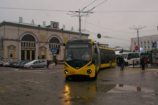 Прибытие троллейбуса «АКСМ-43300D» на витебский вокзал. Фото Сергея Серебро