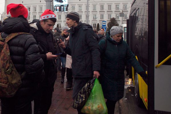 Погрузка пассажиров в троллейбус «АКСМ-43300D». Фото Сергея Серебро