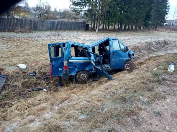 Микроавтобус разбился в Верхнедвинском районе, пассажира вытаскивали спасатели. Фото ГАИ