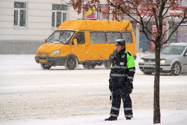 Инспектор ГАИ, маршрутка, маршрутное такси, снегопад, метель. 2013 год. Фото Сергея Серебро