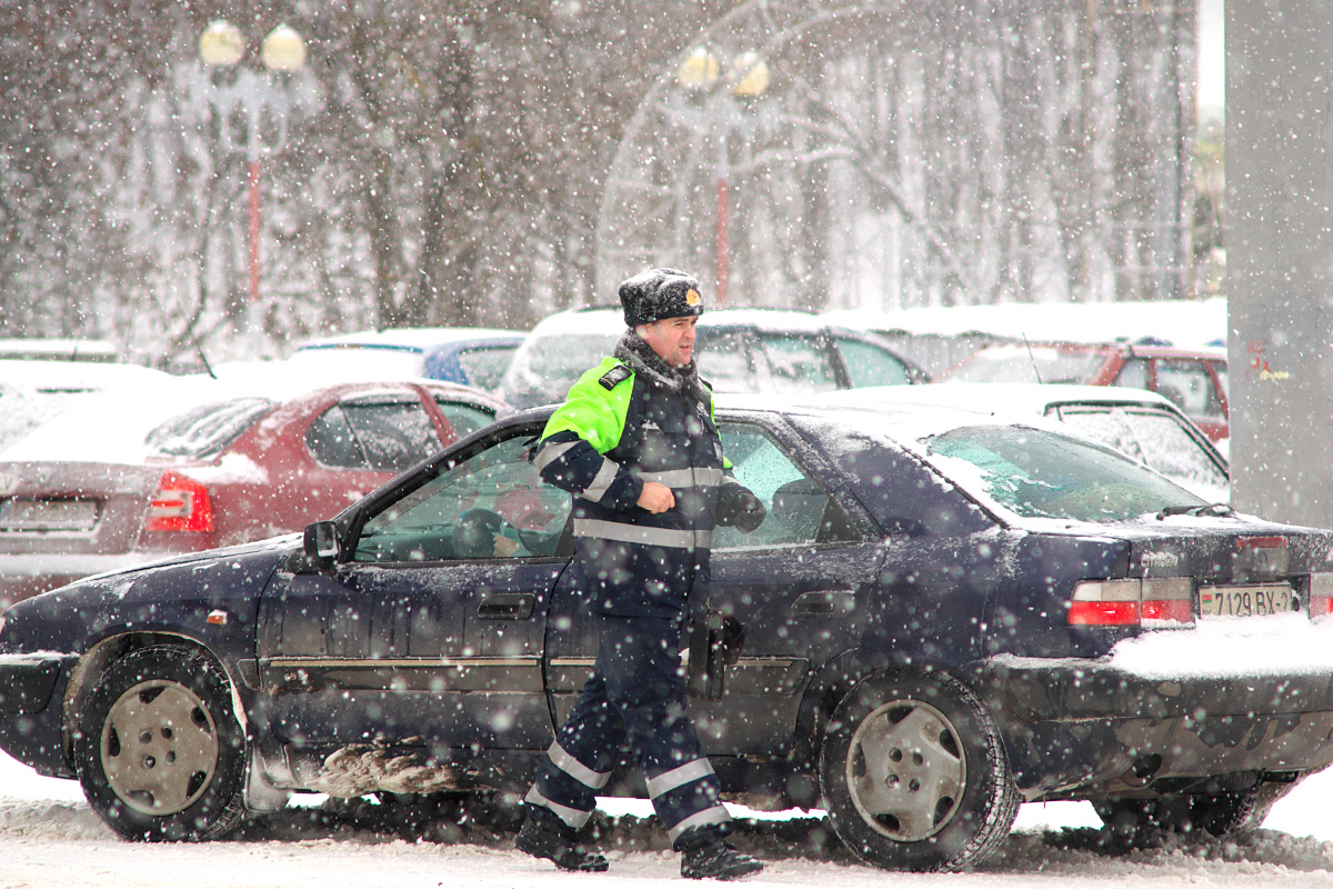 Инспектор ГАИ, снегопад, метель. 2013 год. Фото Сергея Серебро