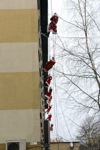 Пожарные ДедыМорозы спустились с крыши прямо в палаты к маленьким пациентам Витебской детской областной клинической больницы. Фото МЧС