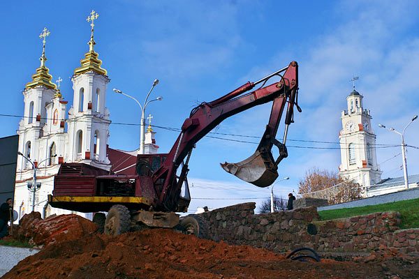 Экскаватор работает на месте костёла святого Антония в Витебске. Иллюстративное фото Сергея Серебро