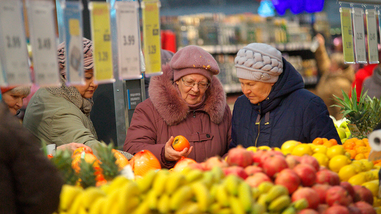 Пожилые женщины выбирают фрукты во время открытия супермаркета «Санта» в Витебске на Московском проспекте. Фото Сергея Серебро