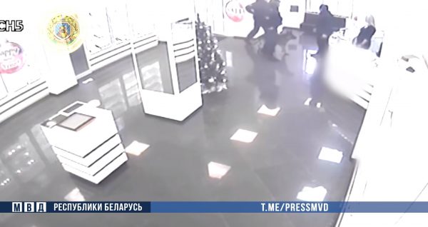 Мужчину, пытавшегося ограбить ювелирный магазин, задержали в Полоцке. Кадр из видеозаписи