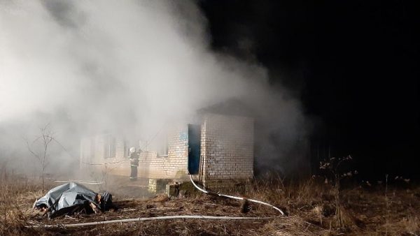 Труп пенсионера нашли в погребе сгоревшего деревенского дома в Шумилинском районе. Фото МЧС