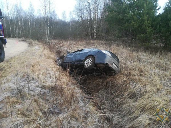 Четыре человека перевернулись на «Mazda» в Городокском районе, все в больнице. Фото МЧС