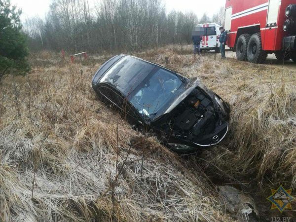 Четыре человека перевернулись на «Mazda» в Городокском районе, все в больнице. Фото МЧС