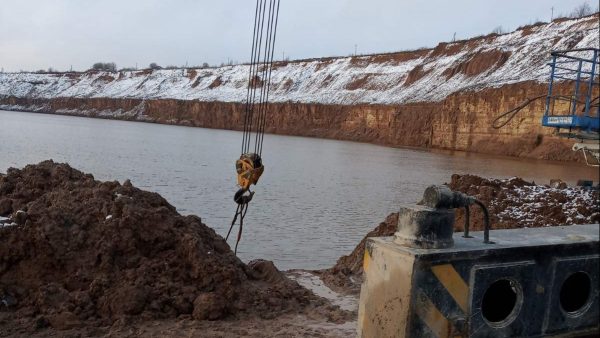 утонувший БелАЗ держат краном. Фото МЧС