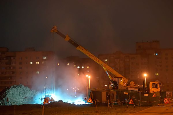 Ночной ремонт аварийного участка теплотрассы в Витебске. Фото Сергея Серебро