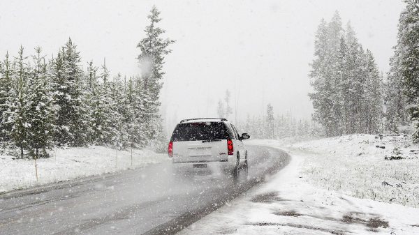 Гололед, скользкая зимняя дорога. Фото pixabay.com