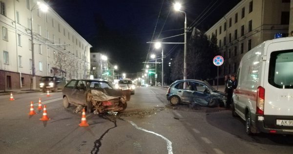 Две легковушки столкнулись на проспекте Фрунзе.  Фото ГАИ