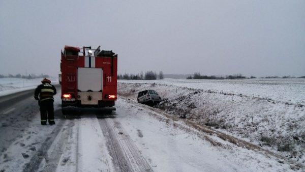 Водитель легковушки пострадал в ДТП в Лепельском районе — его «Citroen» вылетел в кювет и перевернулся. Фото ГАИ