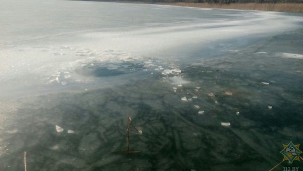 Провалившегося под лед на озере Новосельское рыбака на плаву удерживал друг, который успел вызвать по телефону спасателей. Фото МЧС