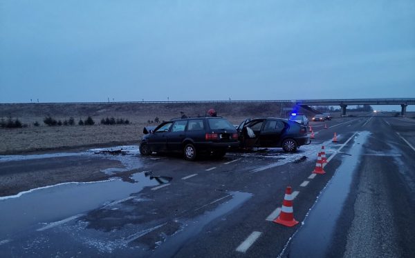 Две легковушки столкнулись лоб в лоб в Оршанском районе, несколько человек в больнице. Фото ГАИ