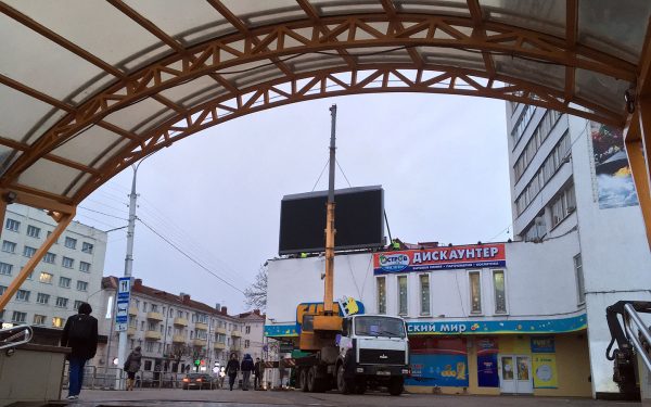 На площади Победы в Витебске появился третий светодиодный экран, его устанавливали вечером 27 февраля на углу улицы Белобородова и проспекта Черняховского. Фото Сергея Серебро